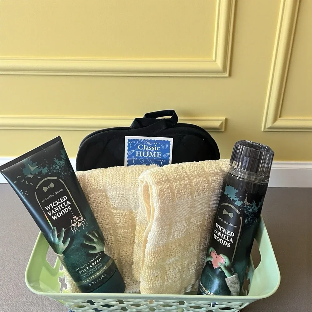 7 PC Bath & Body‎ Works Gift Basket Body Cream Mist Kitchen Towels Potholders